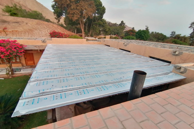 Policarbonato Transparente de 8mm de espesor con conectores de aluminio Fundo en Huaral