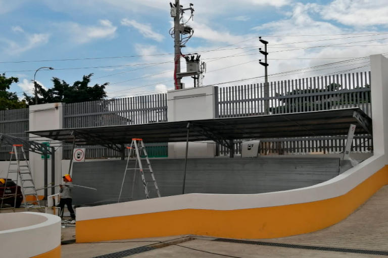 Policarbonato de 16mm Gris Reflectivo con conectores de Aluminio Hospital Cesar Garayar Iquitos