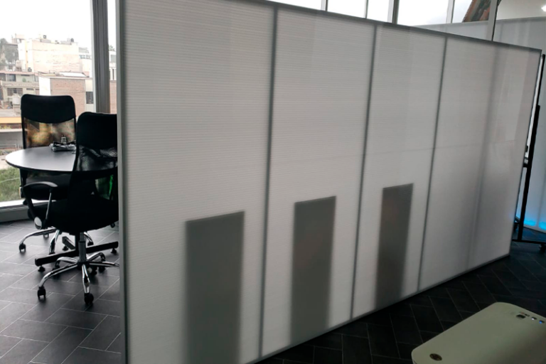 Separadores de oficina con policarbonato blanco de 8mm y aluminio