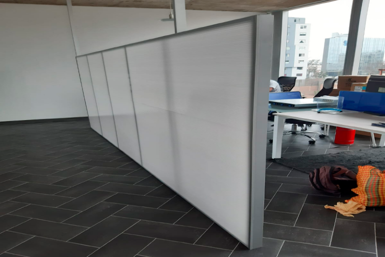 Separadores de oficina con policarbonato blanco de 8mm y aluminio