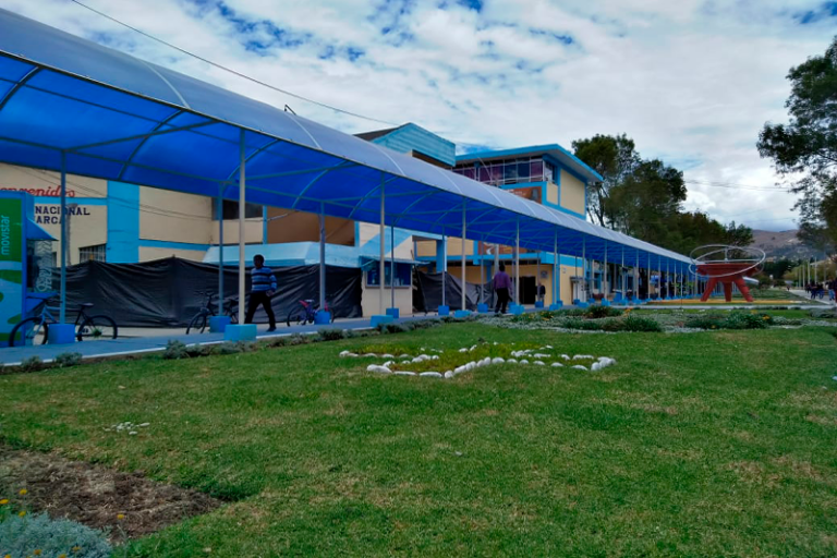 Policarbonato azul de 6mm Universidad Nacional de Cajamarca