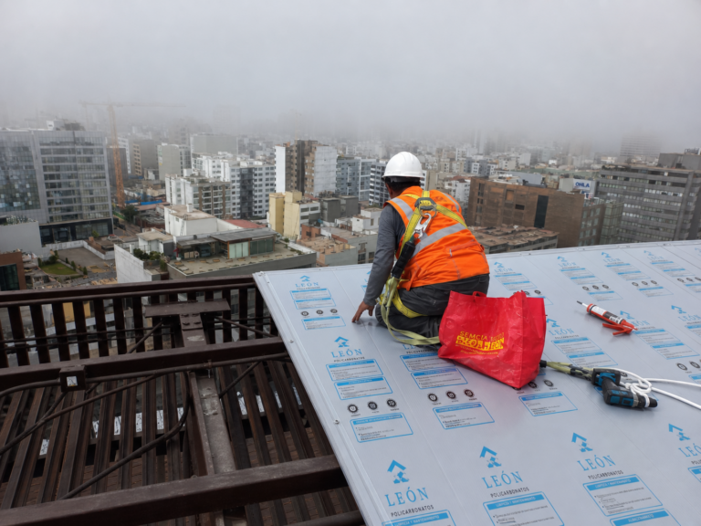 Instalacion de policarbonato de 10mm Blanco Hotel Hilton Miraflores
